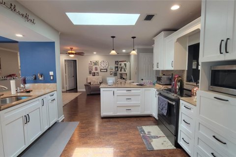 House in Coral Springs, Florida 4 bedrooms, 181.53 sq.m. № 1777815 - photo 4