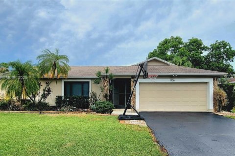 House in Coral Springs, Florida 4 bedrooms, 181.53 sq.m. № 1777815 - photo 1