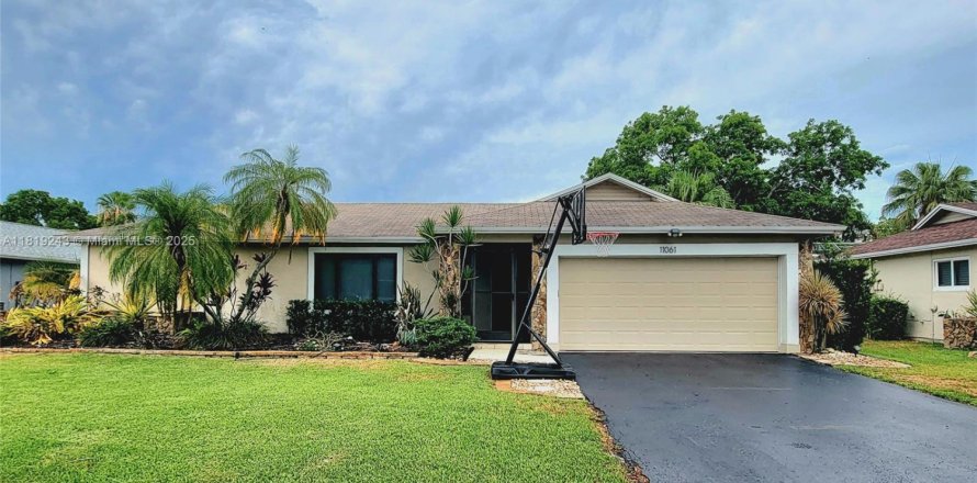 House in Coral Springs, Florida 4 bedrooms, 181.53 sq.m. № 1777815