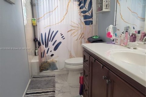 House in Coral Springs, Florida 4 bedrooms, 181.53 sq.m. № 1777815 - photo 20