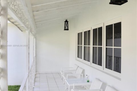 Casa en venta en Coral Gables, Florida, 4 dormitorios, 218.6 m2 № 1982207 - foto 4