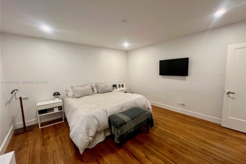 Casa en venta en Coral Gables, Florida, 4 dormitorios, 218.6 m2 № 1982207 - foto 17