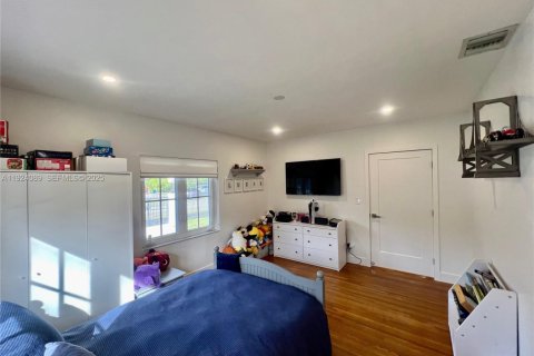 Casa en venta en Coral Gables, Florida, 4 dormitorios, 218.6 m2 № 1982207 - foto 25