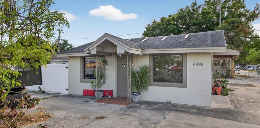 Commercial property in Saint Petersburg, Florida 66.89 sq.m. № 2135626