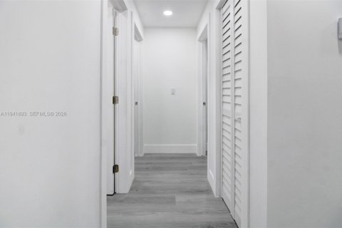 Casa en venta en North Miami, Florida, 3 dormitorios, 145.67 m2 № 2000056 - foto 1