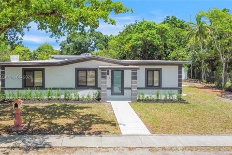 House in North Miami, Florida 3 bedrooms, 145.67 sq.m. № 2000056