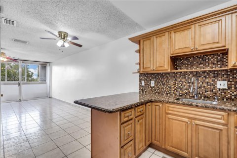 Copropriété à louer à Hialeah, Floride: 2 chambres, 87.51 m2 № 2008653 - photo 3