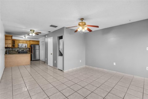 Copropriété à louer à Hialeah, Floride: 2 chambres, 87.51 m2 № 2008653 - photo 5