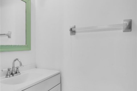 Copropriété à louer à Hialeah, Floride: 2 chambres, 87.51 m2 № 2008653 - photo 12