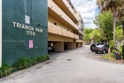 Copropriété à louer à Hialeah, Floride: 2 chambres, 87.51 m2 № 2008653 - photo 2