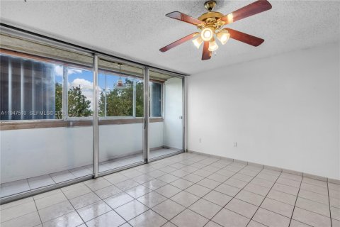 Copropriété à louer à Hialeah, Floride: 2 chambres, 87.51 m2 № 2008653 - photo 8