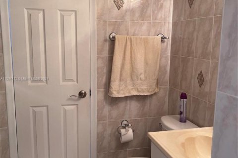 Condo in Hallandale Beach, Florida, 1 bedroom № 1959496 - photo 7
