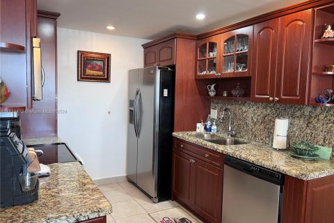 Condo in Hallandale Beach, Florida, 1 bedroom № 1959496 - photo 2