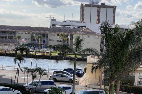 Condo in Hallandale Beach, Florida, 1 bedroom № 1959496 - photo 17