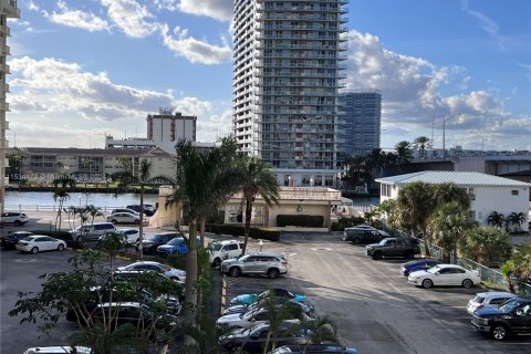 Condo in Hallandale Beach, Florida, 1 bedroom № 1959496 - photo 12