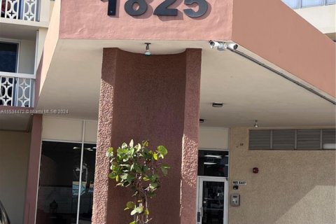 Condo in Hallandale Beach, Florida, 1 bedroom № 1959496 - photo 16