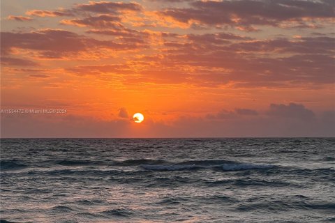 Condo in Hallandale Beach, Florida, 1 bedroom № 1959496 - photo 19