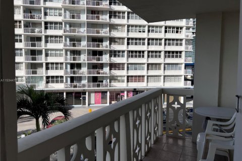 Condo in Hallandale Beach, Florida, 1 bedroom № 1959496 - photo 10