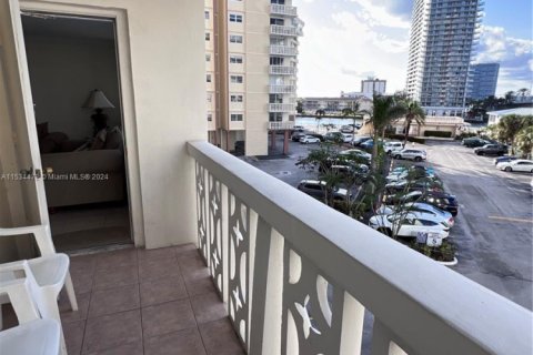Condo in Hallandale Beach, Florida, 1 bedroom № 1959496 - photo 14