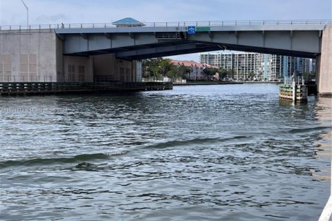 Condo in Hallandale Beach, Florida, 1 bedroom № 1959496 - photo 1