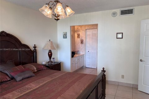 Condo in Hallandale Beach, Florida, 1 bedroom № 1959496 - photo 9