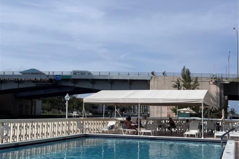 Condo in Hallandale Beach, Florida, 1 bedroom № 1959496 - photo 15