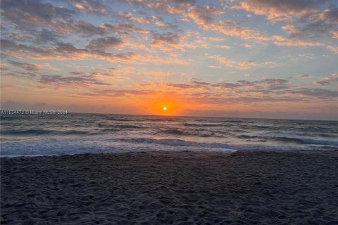 Condo in Hallandale Beach, Florida, 1 bedroom № 1959496 - photo 18