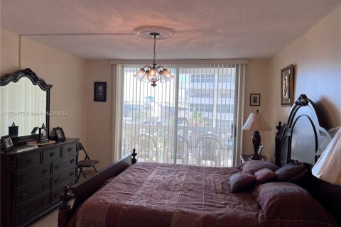 Condo in Hallandale Beach, Florida, 1 bedroom № 1959496 - photo 6