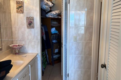 Condo in Hallandale Beach, Florida, 1 bedroom № 1959496 - photo 8