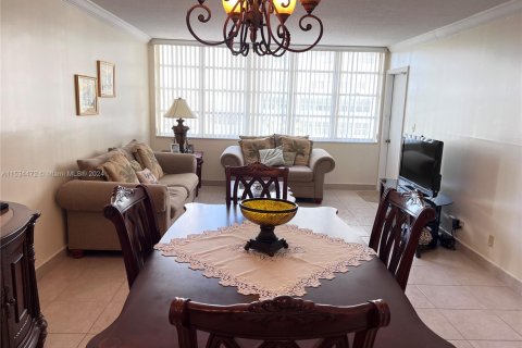 Condo in Hallandale Beach, Florida, 1 bedroom № 1959496 - photo 4