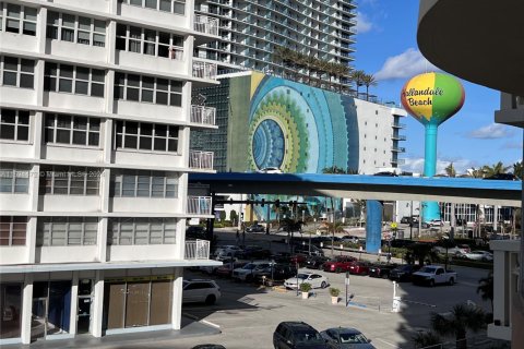 Condo in Hallandale Beach, Florida, 1 bedroom № 1959496 - photo 11