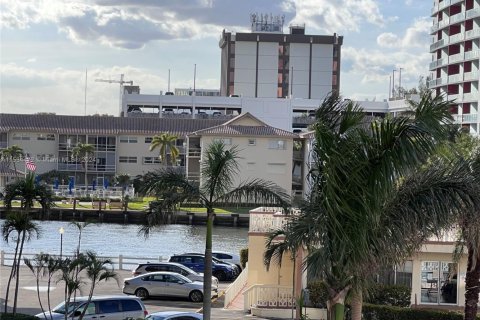 Condo in Hallandale Beach, Florida, 1 bedroom № 1959496 - photo 13