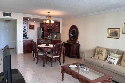 Condo in Hallandale Beach, Florida, 1 bedroom № 1959496 - photo 3