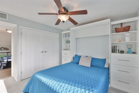 Condo in Largo, Florida, 2 bedrooms  № 2127353 - photo 22