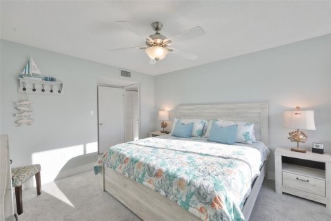Condo in Largo, Florida, 2 bedrooms  № 2127353 - photo 16