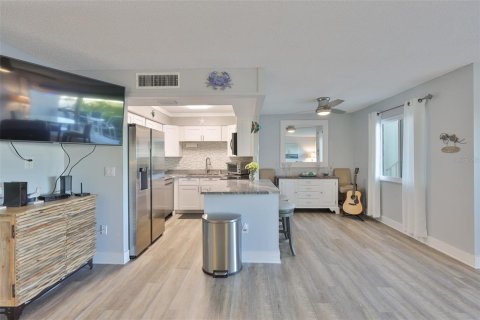 Condo in Largo, Florida, 2 bedrooms  № 2127353 - photo 9