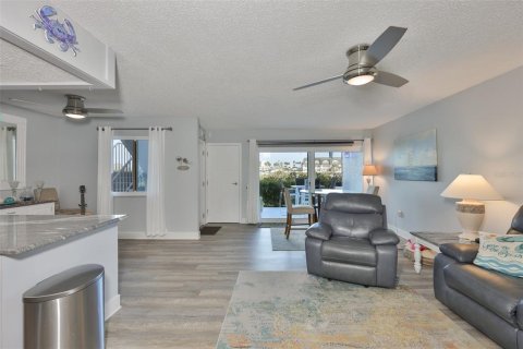 Condo in Largo, Florida, 2 bedrooms  № 2127353 - photo 12