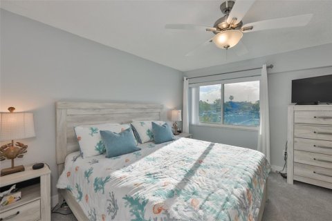Condo in Largo, Florida, 2 bedrooms  № 2127353 - photo 15