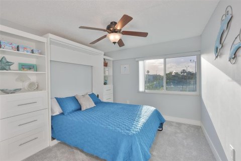Condo in Largo, Florida, 2 bedrooms  № 2127353 - photo 20