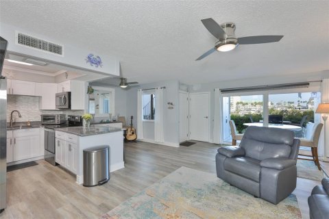 Condo in Largo, Florida, 2 bedrooms  № 2127353 - photo 11