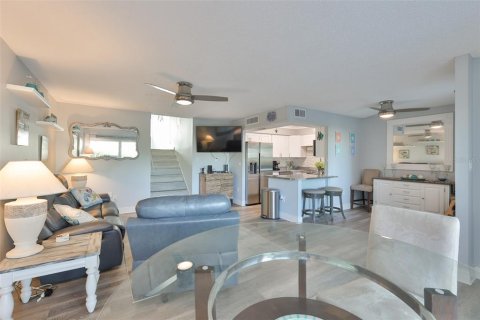 Condo in Largo, Florida, 2 bedrooms  № 2127353 - photo 8