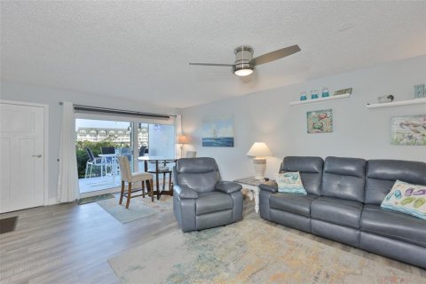 Condo in Largo, Florida, 2 bedrooms  № 2127353 - photo 13