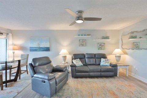 Condo in Largo, Florida, 2 bedrooms  № 2127353 - photo 10