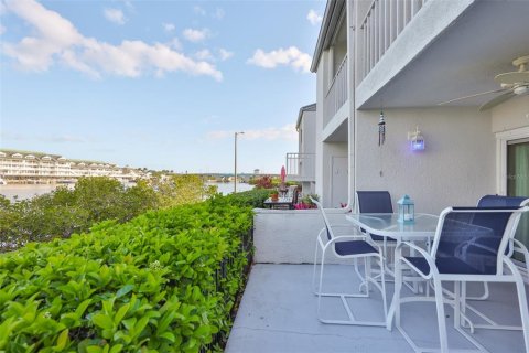 Condo in Largo, Florida, 2 bedrooms  № 2127353 - photo 27