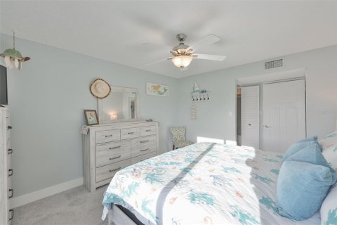Condo in Largo, Florida, 2 bedrooms  № 2127353 - photo 17