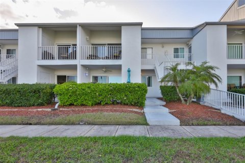 Condo in Largo, Florida, 2 bedrooms  № 2127353 - photo 2