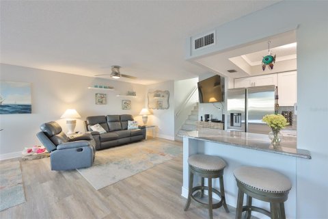 Condo in Largo, Florida, 2 bedrooms  № 2127353 - photo 5