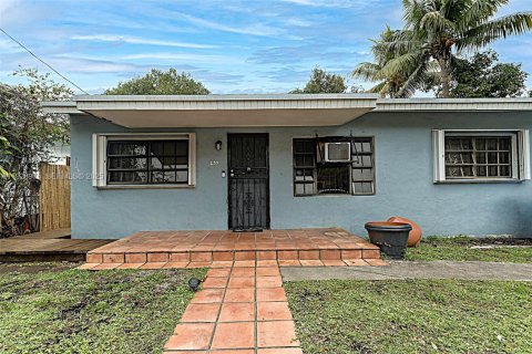 House in Miami, Florida 3 bedrooms, 140.38 sq.m. № 2035600