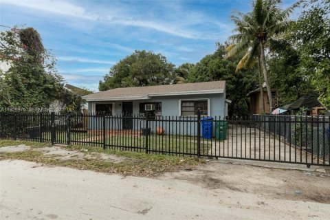 House in Miami, Florida 3 bedrooms, 140.38 sq.m. № 2035600 - photo 2