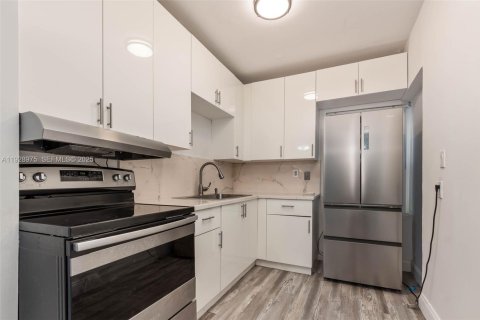 House in Miami, Florida 3 bedrooms, 140.38 sq.m. № 2035600 - photo 9